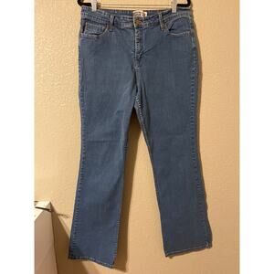 Signature Levi’s women’s boot cut jeans sits at waist size 16 long